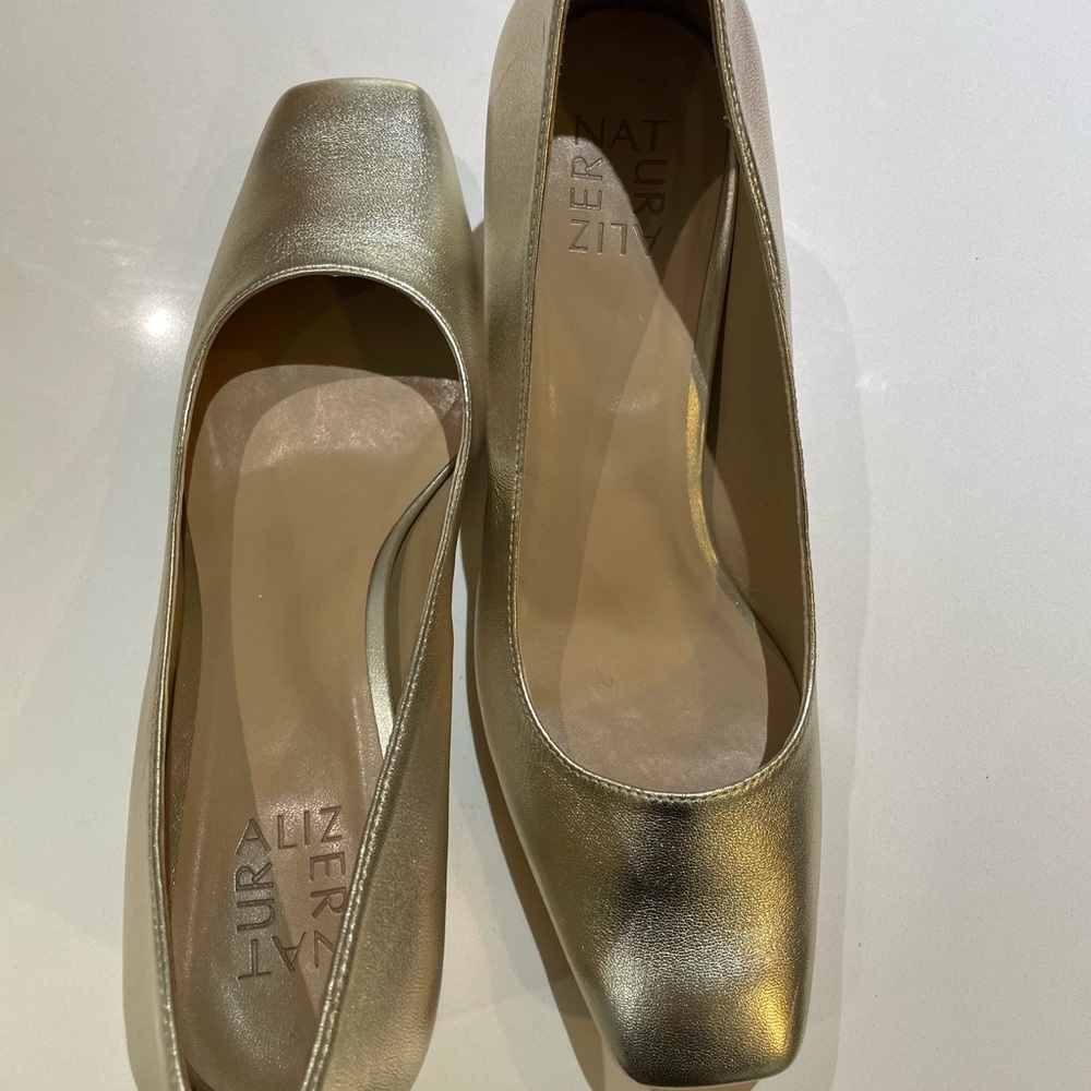 Naturalizer pumps. Gold. Size 9